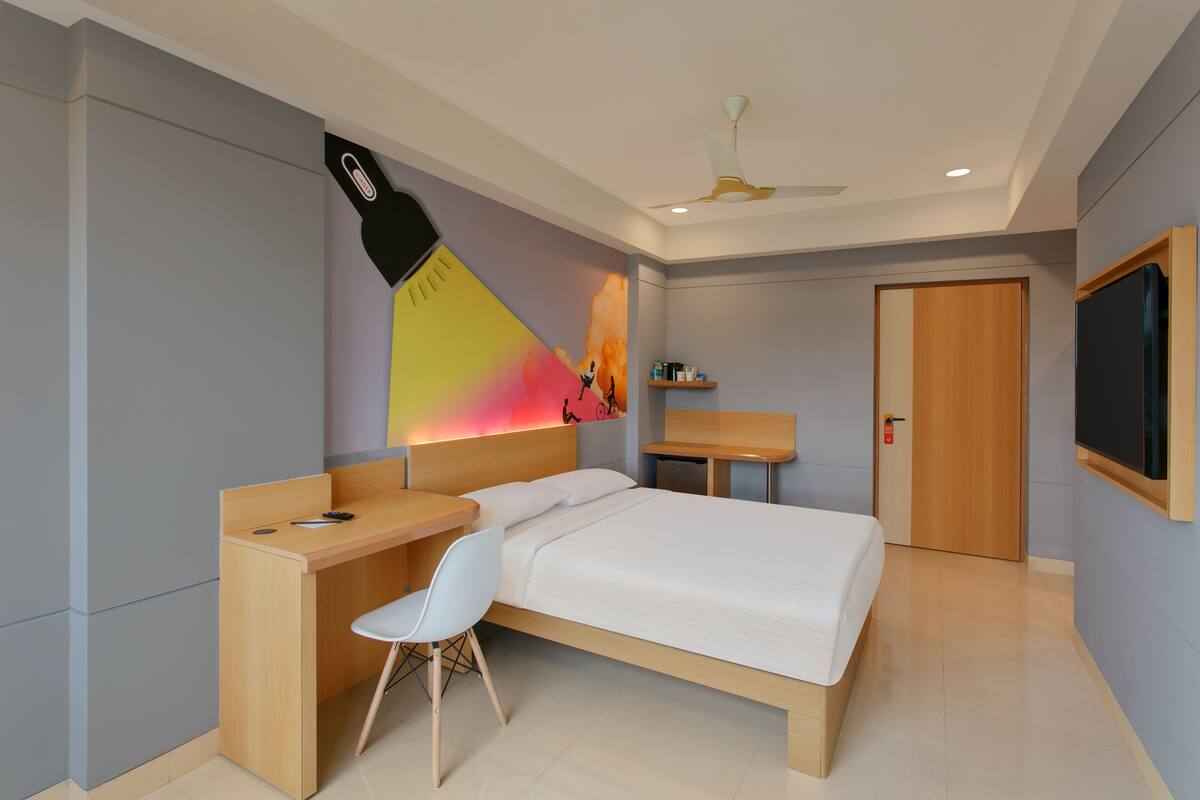 Superior Queen Room | Desk, laptop workspace, iron/ironing board (on request), WiFi (free)