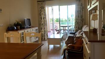 Apartment, 2 Schlafzimmer, Terrasse | Wohnbereich | Flachbildfernseher