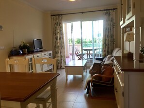 Appartement, 2 slaapkamers, terras | Woonruimte | Flatscreentelevisie