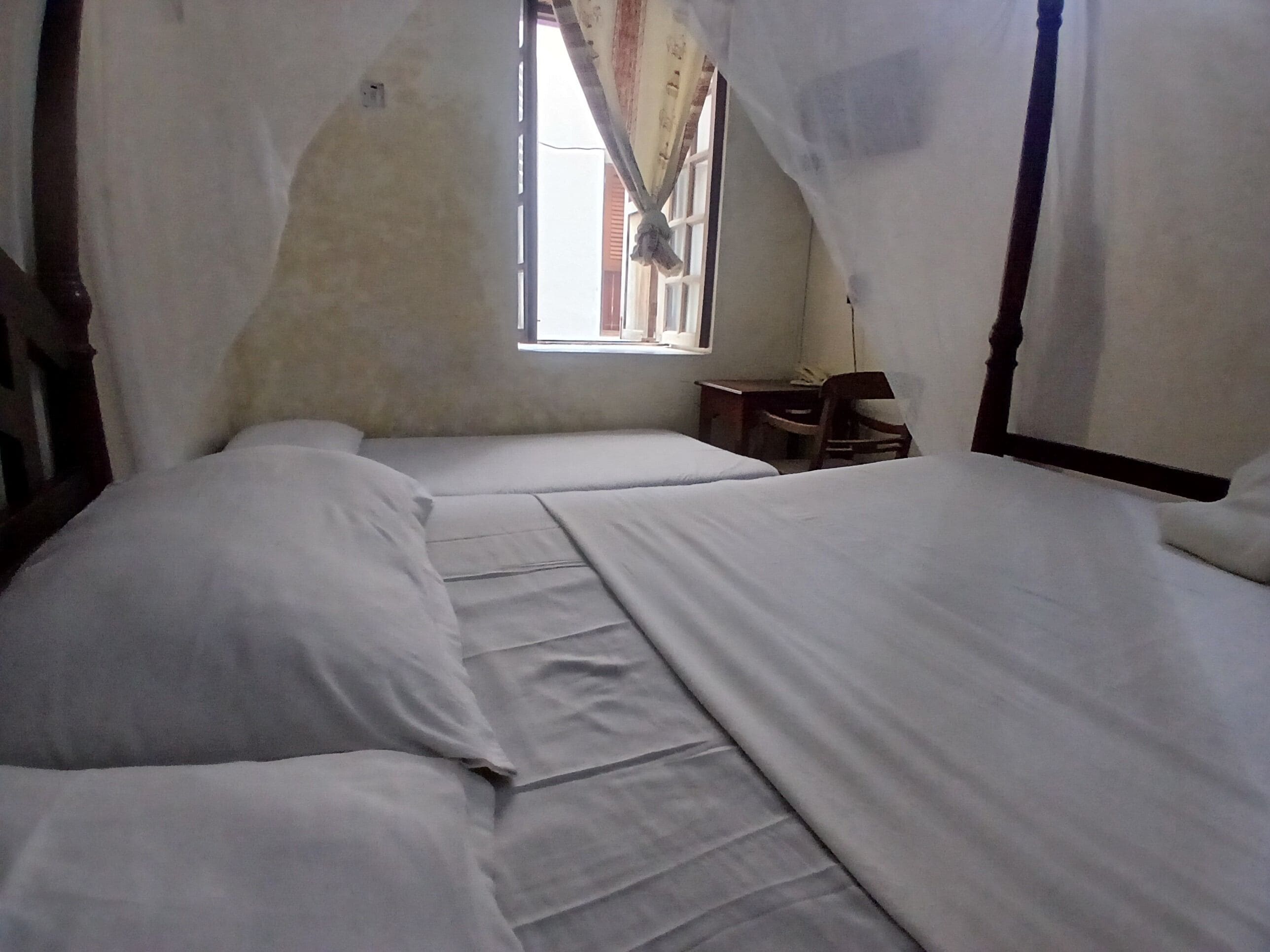 Escritorio y ropa de cama 