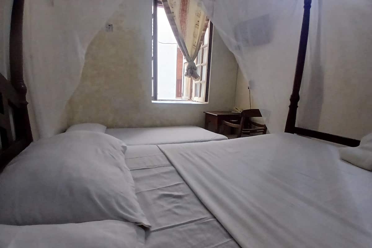 Escritorio y ropa de cama