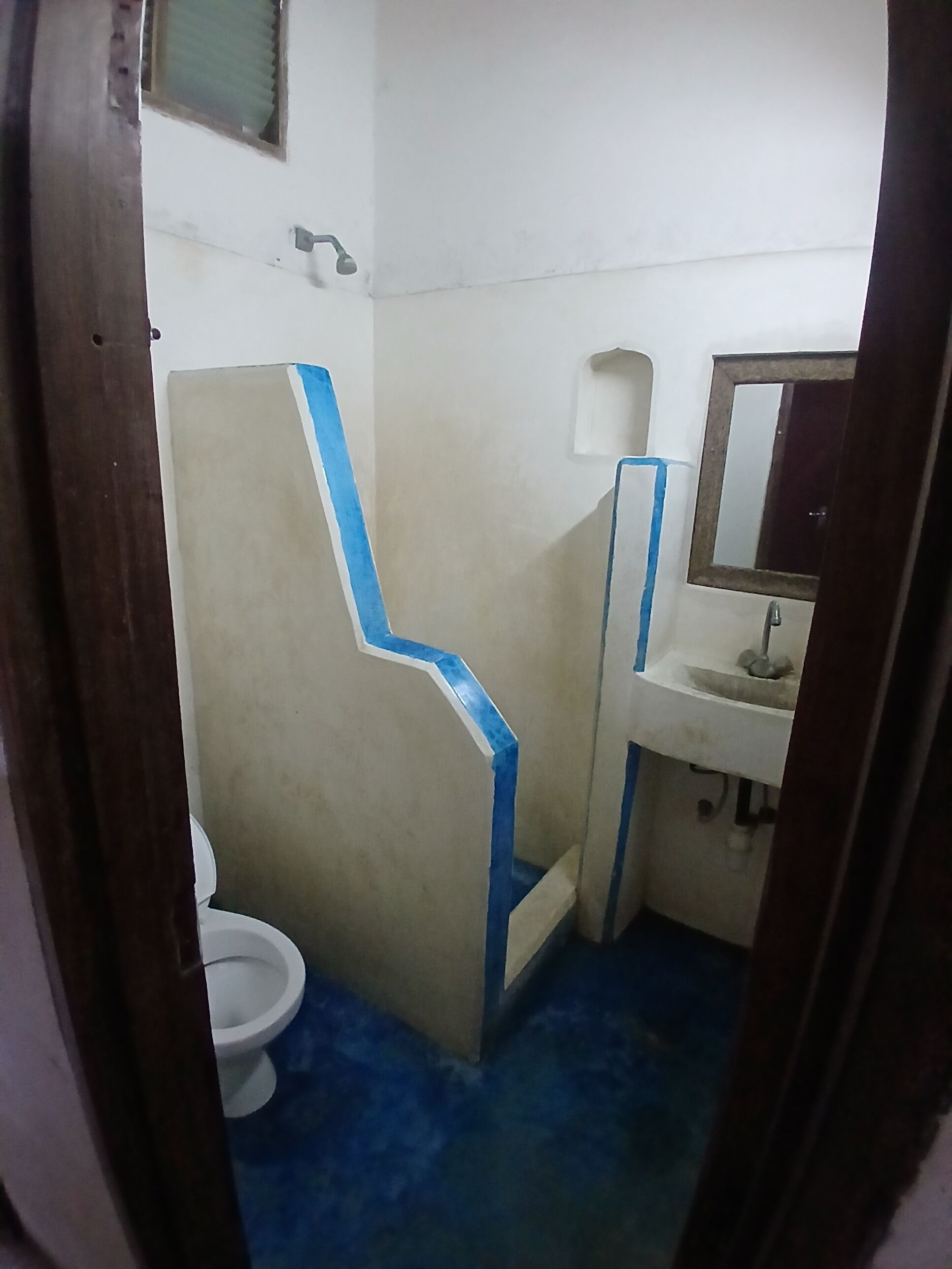 Pancuran mandi, kelengkapan dandanan diri percuma, selipar 