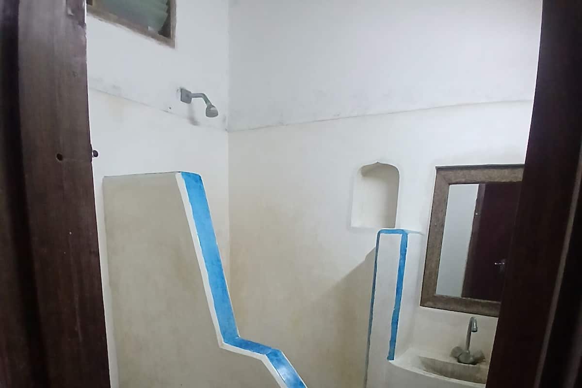 Pancuran mandi, kelengkapan dandanan diri percuma, selipar