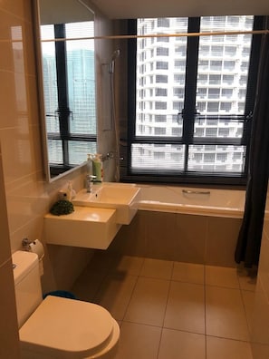 Un baño moderno con inodoro, lavabo y bañera.