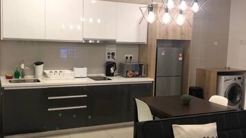 Condo, 2 Bedrooms | Dapur peribadi | Ketuhar gelombang mikro, cerek elektrik