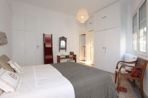 5 bedrooms, iron/ironing board, free WiFi, bed sheets