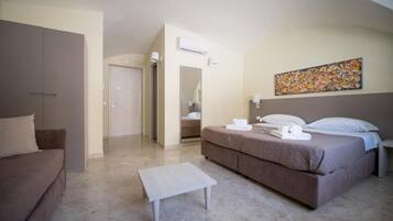 Habitación con 1 cama matrimonial o 2 individuales | Ropa de cama de alta calidad, edredón y escritorio