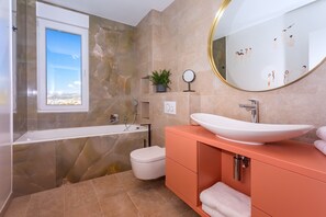 Ensemble douche/baignoire, sèche-cheveux, serviettes fournies, savon