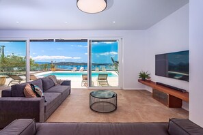 Smart TV, video games, DVD player, stereo - Luxurius Villa Aria with heated 45sqm pool, jacuzzi and seaview (Kaštel Gomilica)