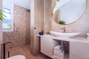 Combined shower/bathtub, hair dryer, towels, soap - Luxurius Villa Aria with heated 45sqm pool, jacuzzi and seaview (Kaštel Gomilica)
