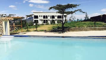 حمّام سباحة خارجي