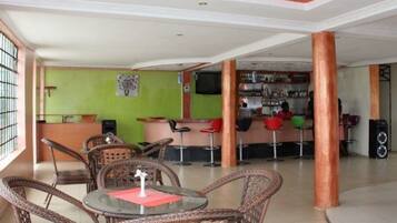 حيث تُقدم وجبات الإفطار، الغداء، العشاء، خيارت الطبخ المحلي والعالمي