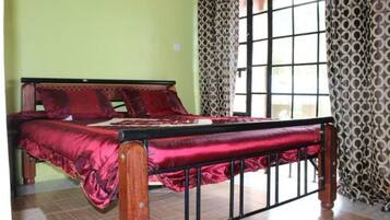 مكتب وستائر تعتيم وواي فاي مجانًا وملاءات أسرّة