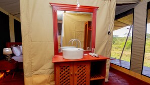 Un bagno con un mobile bagno in legno, uno specchio e un lavandino.