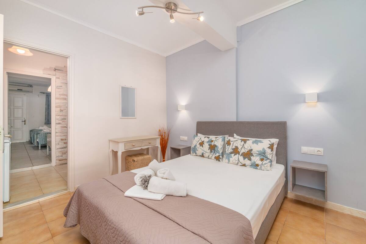 Departamento, 2 habitaciones, planta baja | Caja de seguridad en la habitación, escritorio y cunas gratuitas