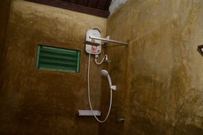 Shower, rainfall showerhead, free toiletries, hair dryer - The Nature Villa and Cabanas (Negombo)