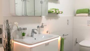 Duschwanne, Haartrockner, Bademäntel, Bidet