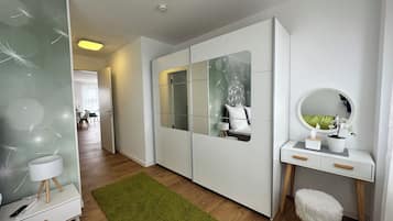 1 habitación, caja de seguridad en la habitación y escritorio