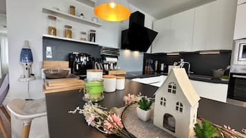 Een koelkast, een microgolfoven, een oven, een kookplaat