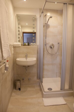 Standard Double Room | Bathroom | Shower, free toiletries, hair dryer, towels - Hotel am Markt (Cochem)