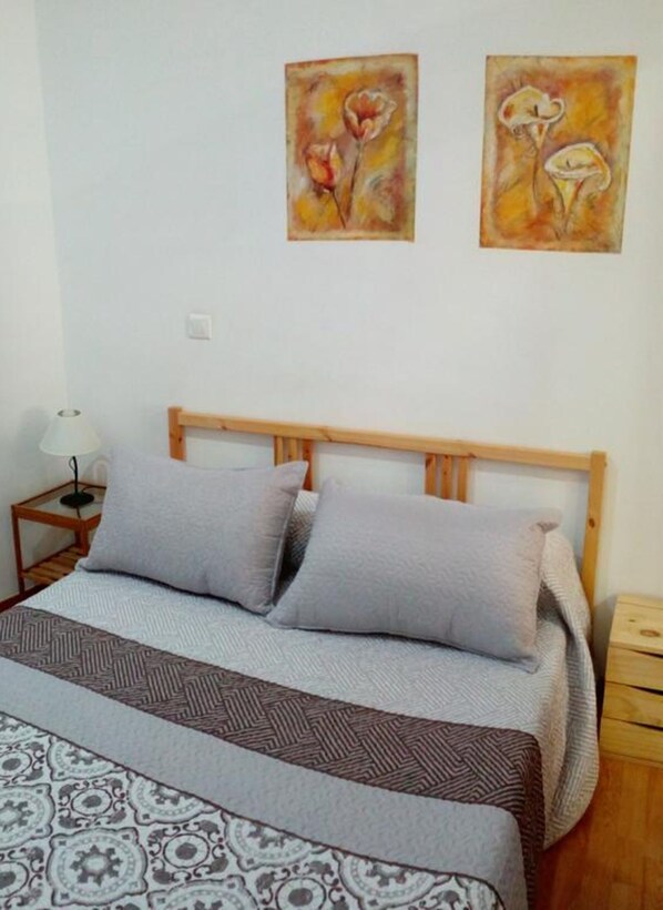 Iron/ironing board, WiFi, bed sheets