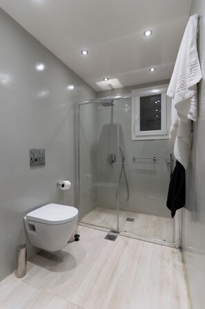 Comfort Suite | Baño | Regadera, regadera tipo lluvia, amenidades de baño gratuitas 