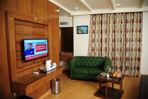 Suite | Desk, soundproofing, free WiFi - The Grand Sharan (Reasi)