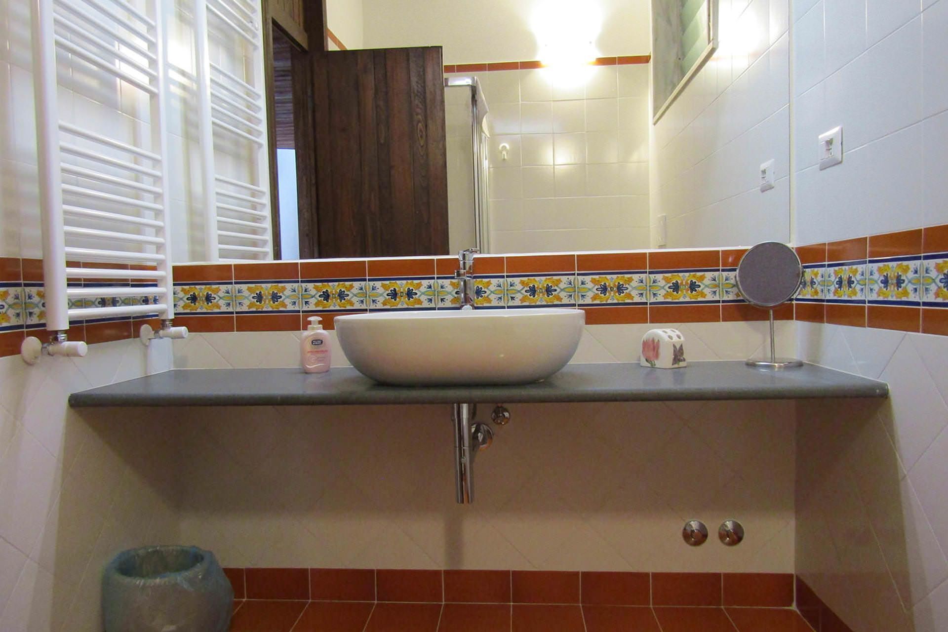 Ein Badezimmer mit Waschbecken, Spiegel und Handtuchhalter.