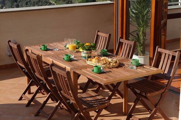 Outdoor dining