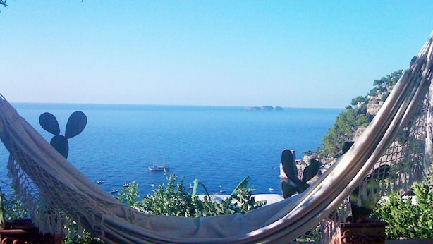 A hammock overlooking a coastal view with boats and a clear sky. - Casa Giardino (Positano)