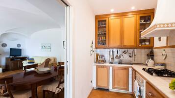 Rumah | Dapur pribadi | Mesin pembuat kopi/teh, lemari es, oven, dan kompor