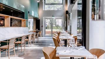 Se sirven desayunos y cenas, cocina internacional
