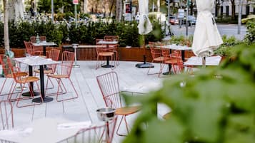 Breakfast and dinner served, international cuisine