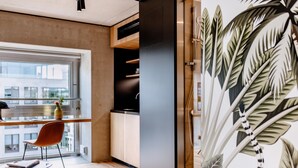 Une cuisine moderne dotée d’une grande fenêtre, de meubles en bois et d’un four encastré.