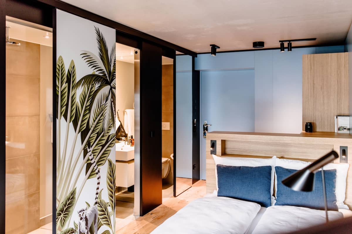 Luxe beddengoed, een kluis op de kamer, een bureau, een laptopwerkplek