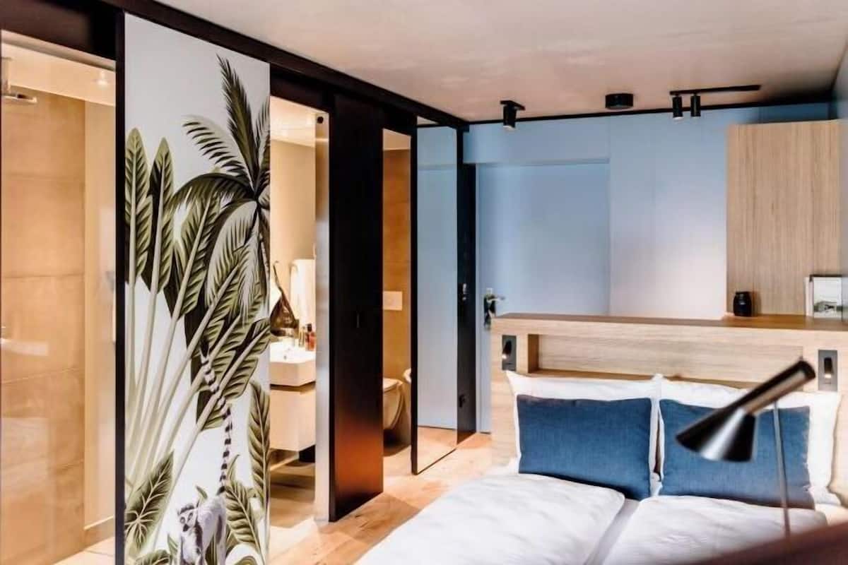 Luxe beddengoed, een kluis op de kamer, een bureau, een laptopwerkplek