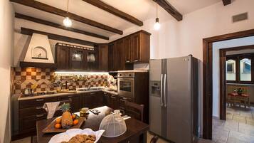 Cottage | Private kitchen | Stovetop, dishwasher, coffee/tea maker, cookware/dishes/utensils