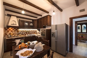 Cottage | Private kitchen | Stovetop, dishwasher, coffee/tea maker, cookware/dishes/utensils - Villa Pandora (Sorrento)