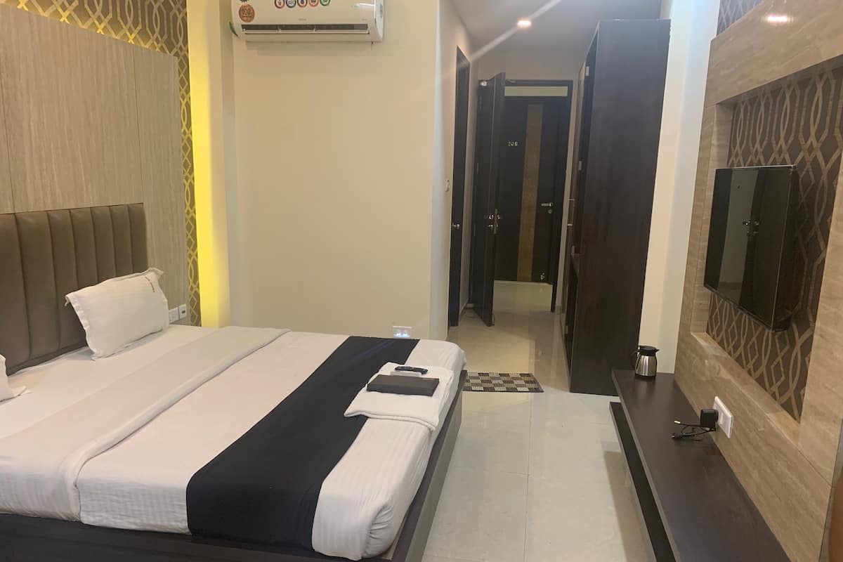 Deluxe-Zimmer, 1 King-Bett | Zimmersafe, Bügeleisen/Bügelbrett, Zustellbetten, kostenloses WLAN