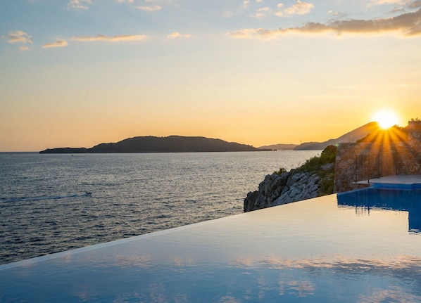 Indoor pool, outdoor pool, open 7:00 AM to 10:00 PM, pool umbrellas - Ponta Melagrana (Pržno)