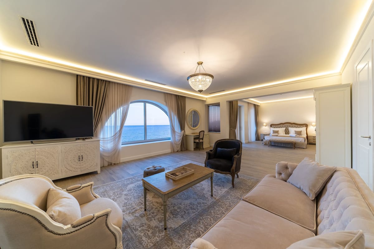 Deluxe suite, uitzicht op zee | 1 slaapkamer, een kluis op de kamer, verduisterende gordijnen