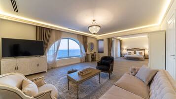 Deluxe Suite, Sea View | 1 bedroom, in-room safe, blackout drapes, soundproofing