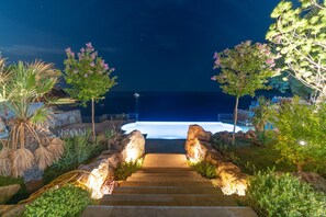 Indoor pool, outdoor pool, open 7:00 AM to 10:00 PM, pool umbrellas - Ponta Melagrana (Pržno)