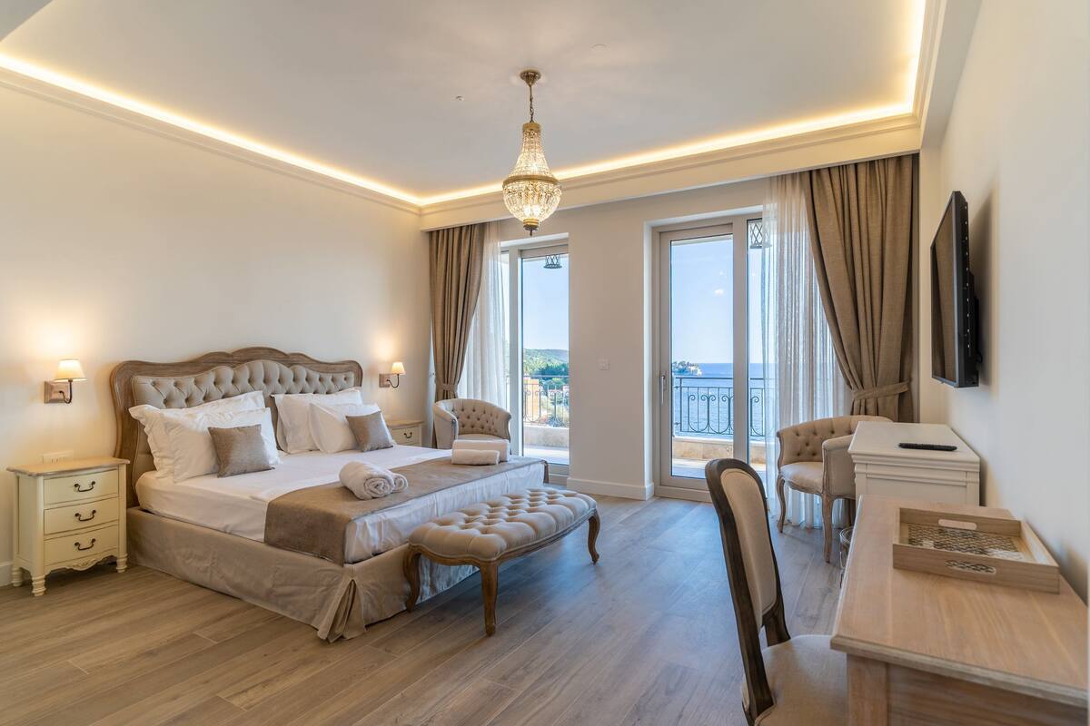 Deluxe tweepersoonskamer, balkon, uitzicht op zee | 1 slaapkamer, een kluis op de kamer, verduisterende gordijnen