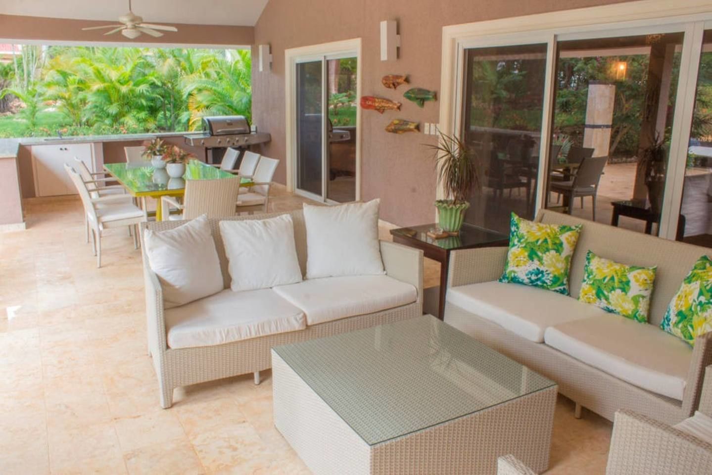 Un vaste espace de vie comprenant un canapé, une table basse et une table à manger avec des chaises.