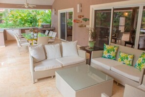 Villa (3 Bedrooms) | Wohnzimmer | Fernseher