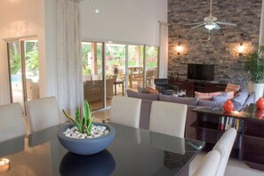 Villa (3 Bedrooms) | Wohnzimmer | Fernseher