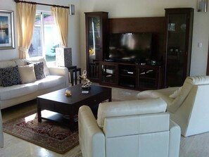 Villa (4 Bedrooms) | Wohnzimmer | Fernseher