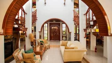 Vila (Multiple Bedrooms) | Sala de estar | TV