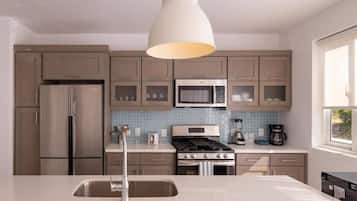 Villa (3 Bedrooms) | Cocina privada | Horno, parrilla de estufa, cafetera de espresso y utensilios de cocina